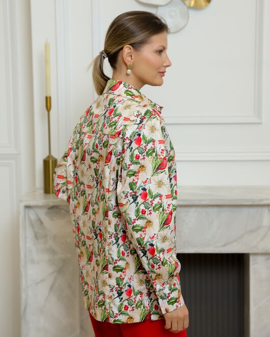 Женская рубашка из хлопка с универсальной манжетой и принтом снегири в цветах - 8734 от byME 