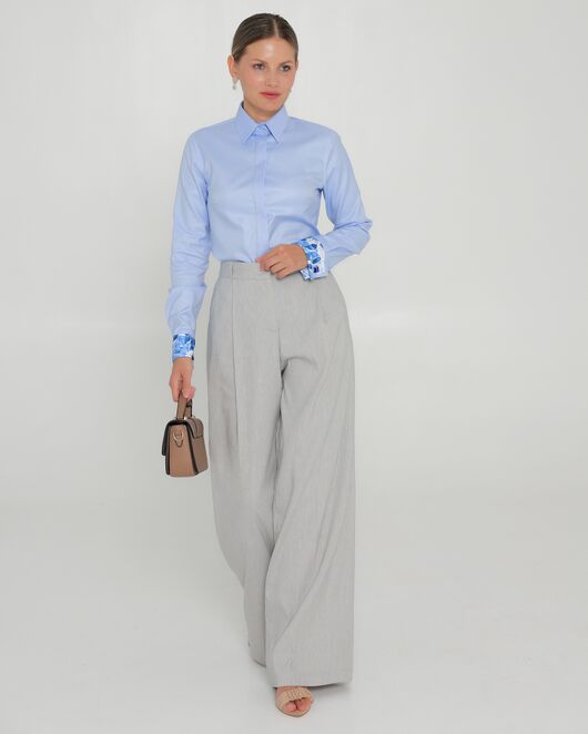 Женская рубашка из хлопка под запонки голубая с отделкой синие листочки-8762 от byME 