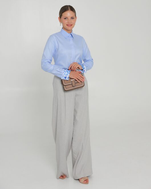 Женская рубашка из хлопка под запонки голубая с отделкой синие листочки-8762 от byME 