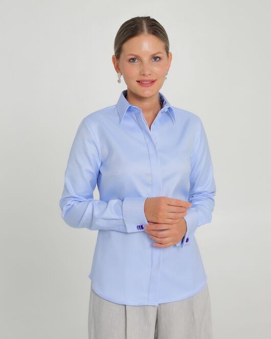 Женская рубашка из хлопка под запонки голубая с отделкой синие листочки-8762 от byME 