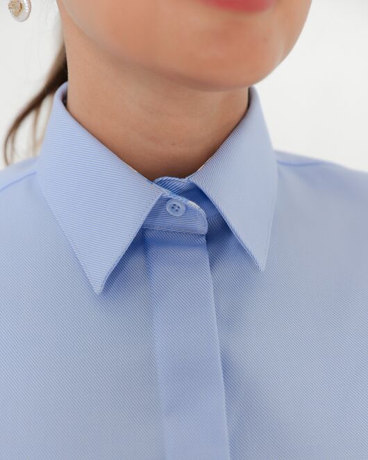 Женская рубашка из хлопка под запонки голубая с отделкой синие листочки-8762 от byME 