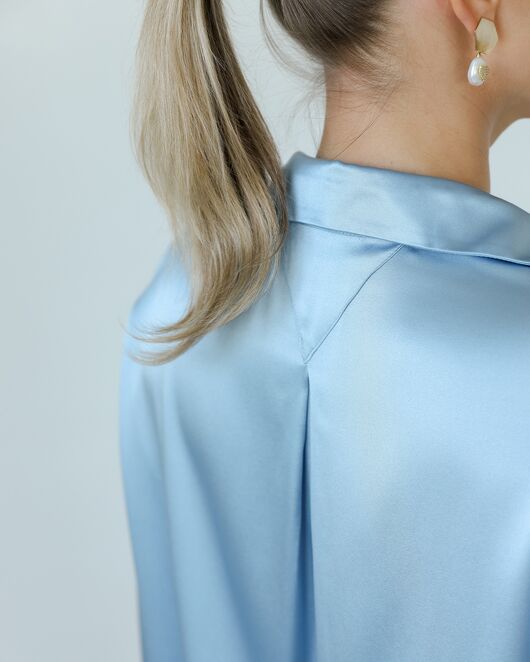 Женская рубашка из шелка голубая-8770 от  