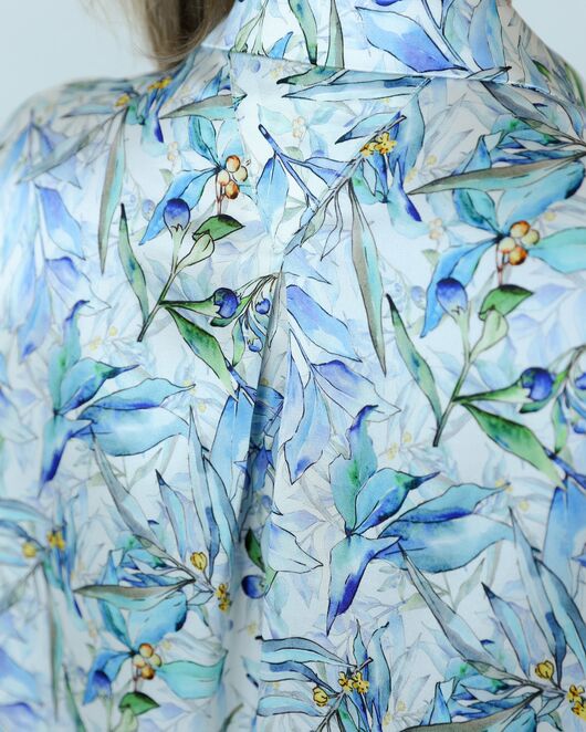Женская рубашка из шелка с принтом цветы в сиреневых оттенках-8775 от byME 