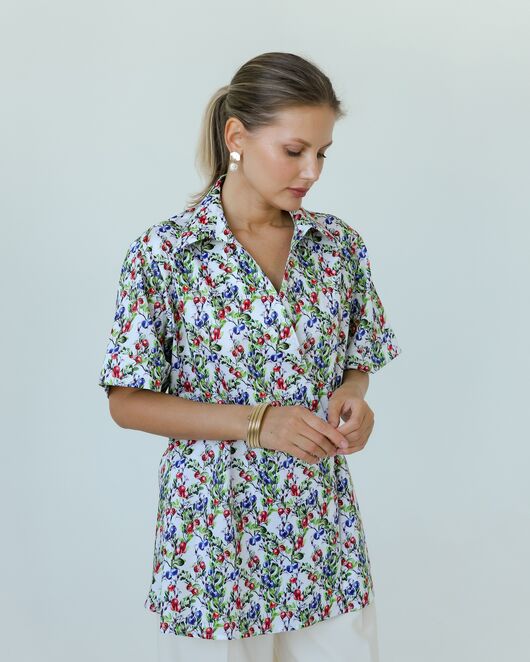 Женская рубашка на запах из хлопка с принтом голубика-8795 от byME 