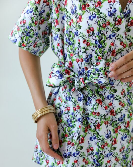 Женская рубашка на запах из хлопка с принтом голубика-8795 от byME 