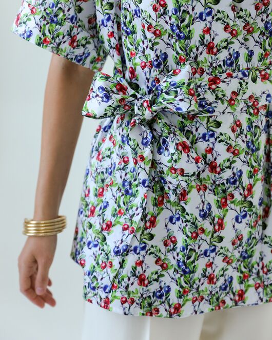 Женская рубашка на запах из хлопка с принтом голубика-8795 от byME 