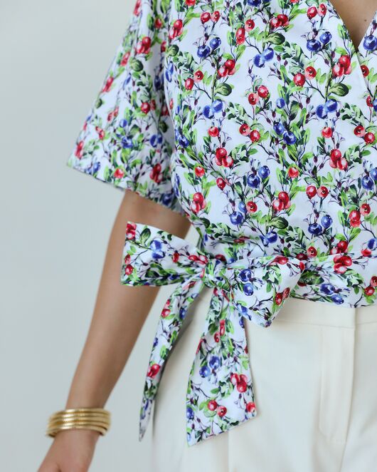 Женская рубашка на запах из хлопка с принтом голубика-8795 от byME 