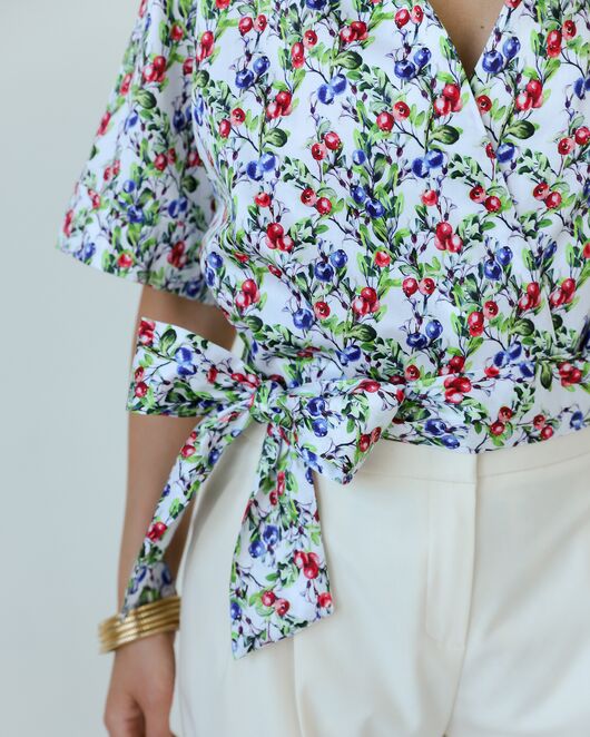 Женская рубашка на запах из хлопка с принтом голубика-8795 от byME 