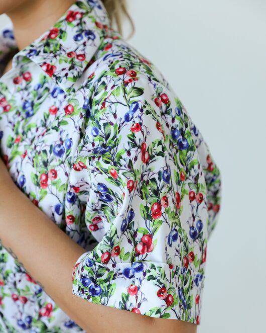 Женская рубашка на запах из хлопка с принтом голубика-8795 от byME 