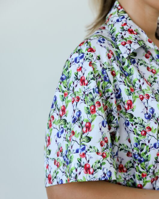 Женская рубашка на запах из хлопка с принтом голубика-8795 от byME 