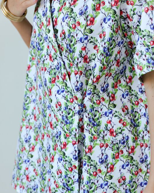 Женская рубашка на запах из хлопка с принтом голубика-8795 от byME 