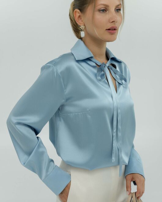 Женская рубашка из шёлка в голубом  цвете 8823 от byME 
