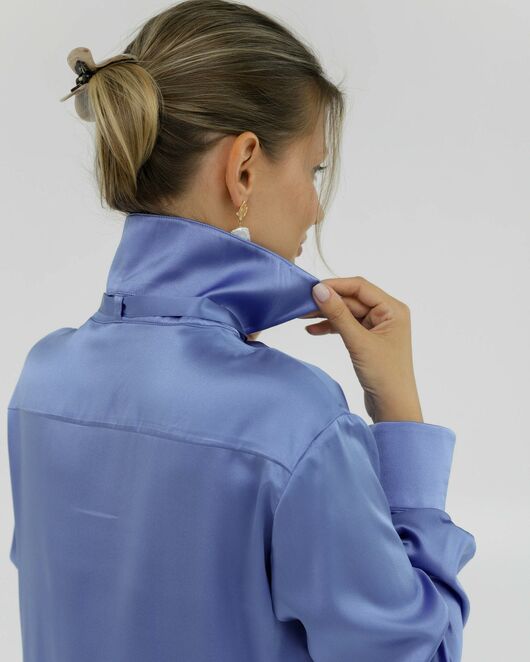 Женская рубашка из шёлка в васильковом цвете 8824 от byME  Женская рубашка из шёлка в васильковом цвете 8824 от byME