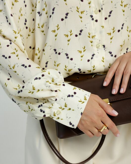 Женская рубашка в прямом силуэте с пышным рукавом принт ежевика 8849 от byME  Женская рубашка в прямом силуэте с пышным рукавом принт ежевика 8849 от byME