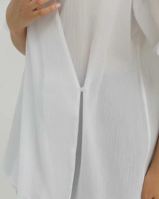 Рубашка хлопкавая  белая на запах из жатой фактуры 8887 от byME 