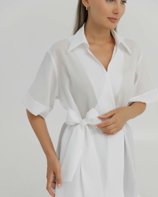 Рубашка хлопкавая  белая на запах из жатой фактуры 8887 от byME 