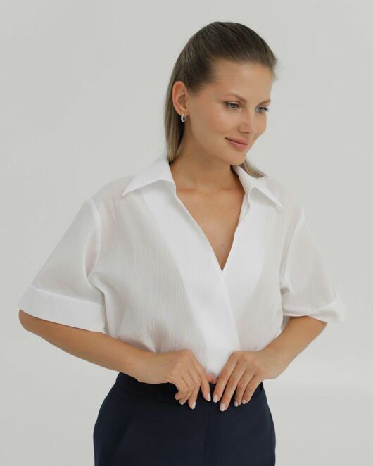 Рубашка хлопкавая  белая на запах из жатой фактуры 8887 от byME 