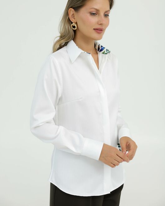 Рубашка хлопковая в полуприталенном силуэте белая с отделкой цветы под пуговицы 8913 от ByME 