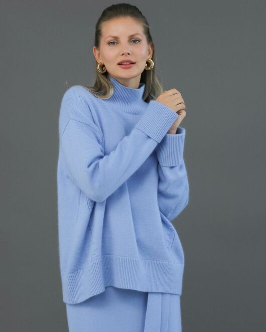 Свитер из шерсти с ангорой в васильковом цвете от ByME 