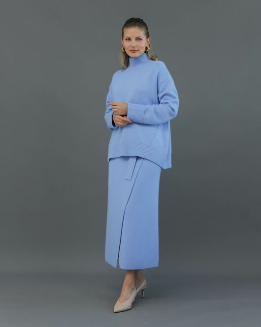 Свитер из шерсти с ангорой в васильковом цвете от ByME 