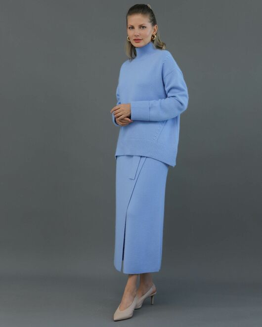 Свитер из шерсти с ангорой в васильковом цвете от ByME 