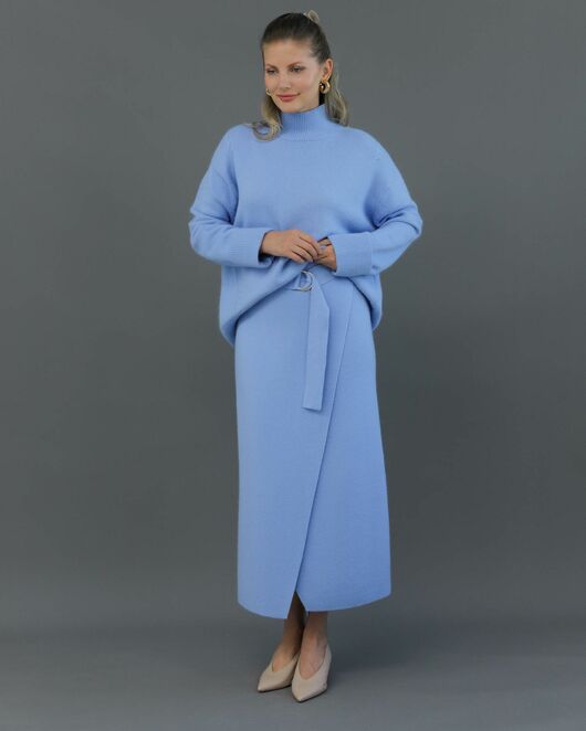 Свитер из шерсти с ангорой в васильковом цвете от ByME 