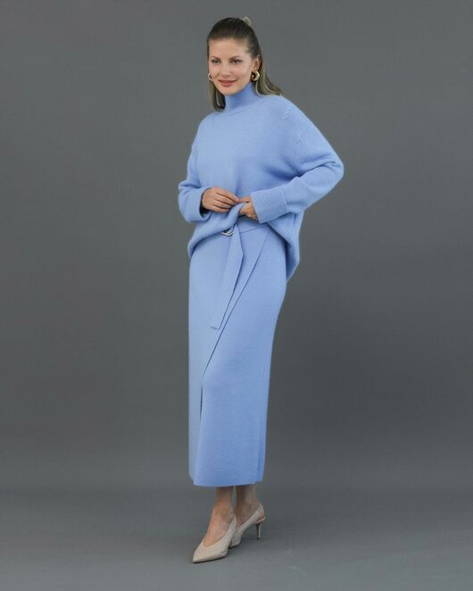 Свитер из шерсти с ангорой в васильковом цвете от ByME 