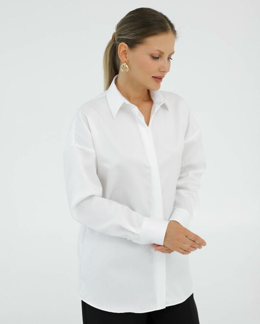 Рубашка хлопковая белая в прямом силуэте с универсальной манжетой 8931 от byME 