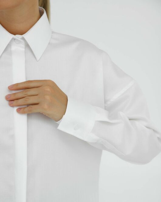 Рубашка хлопковая белая в прямом силуэте с универсальной манжетой 8931 от byME 