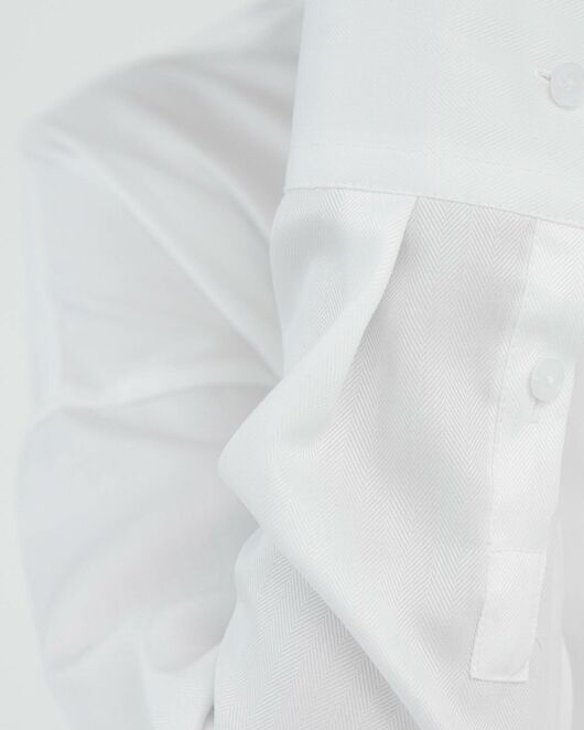 Рубашка хлопковая белая в прямом силуэте с универсальной манжетой 8931 от byME 