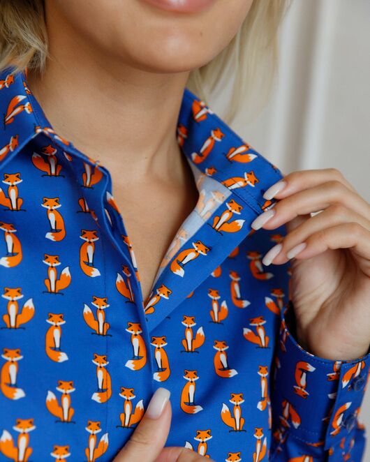 Рубашка хлопковая лисы на синем фоне под пуговицы 8873 от byME  Рубашка хлопковая лисы на синем фоне под пуговицы 8873 от byME