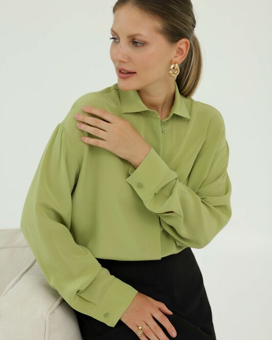 Рубашка шелковая зеленая прямом силуэте с универсальной манжетой  8937 от byME 