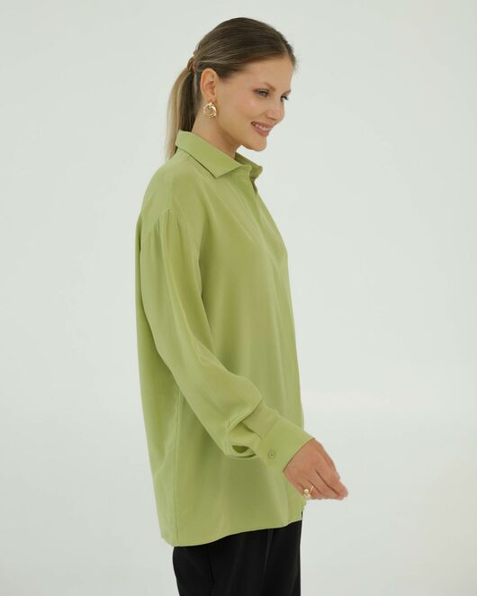 Рубашка шелковая зеленая прямом силуэте с универсальной манжетой  8937 от byME 