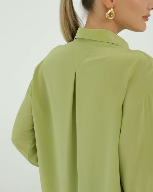 Рубашка шелковая зеленая прямом силуэте с универсальной манжетой  8937 от byME 