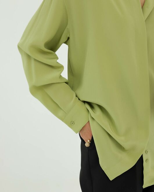 Рубашка шелковая зеленая прямом силуэте с универсальной манжетой  8937 от byME 