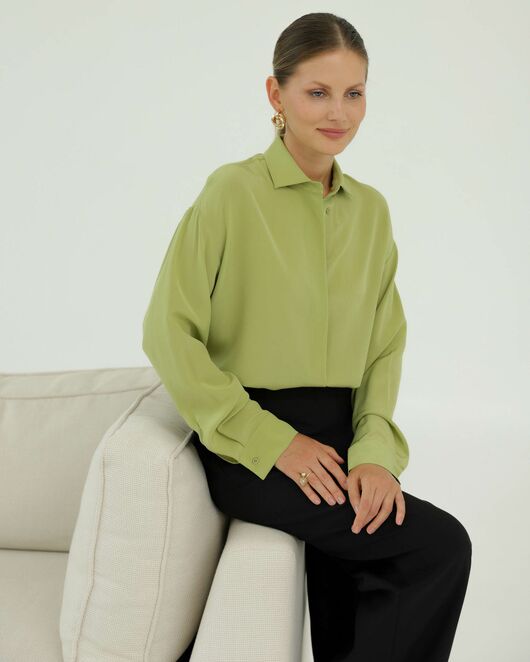 Рубашка шелковая зеленая прямом силуэте с универсальной манжетой  8937 от byME 
