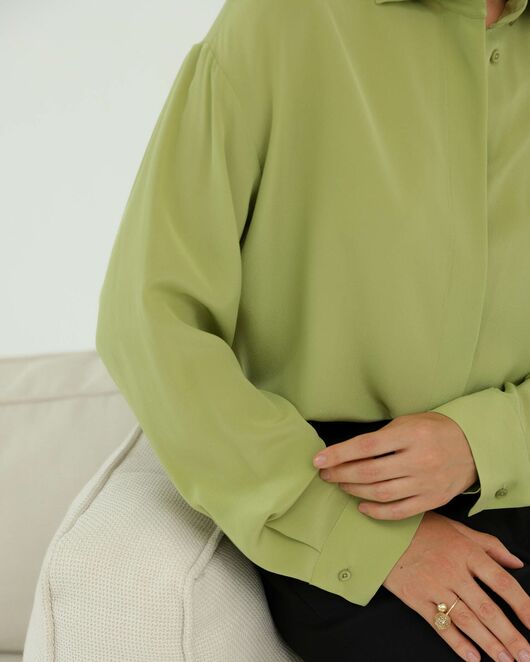 Рубашка шелковая зеленая прямом силуэте с универсальной манжетой  8937 от byME 