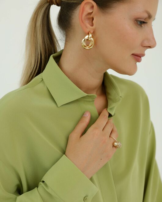 Рубашка шелковая зеленая прямом силуэте с универсальной манжетой  8937 от byME 