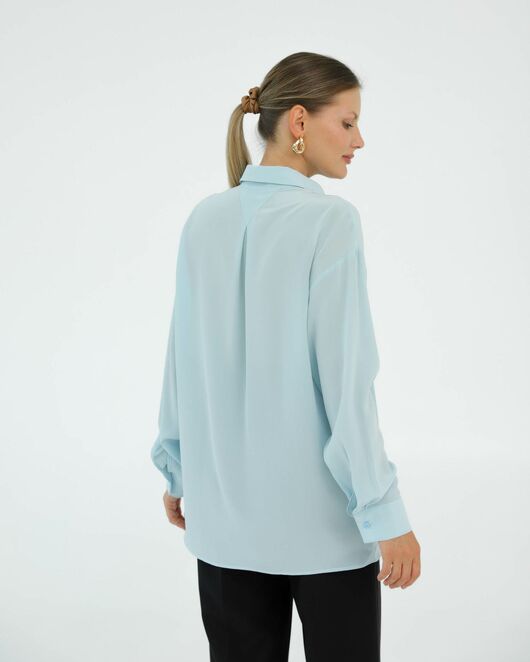 Рубашка шелковая голубая в прямом силуэте с универсальной манжетой 8938 от byME 