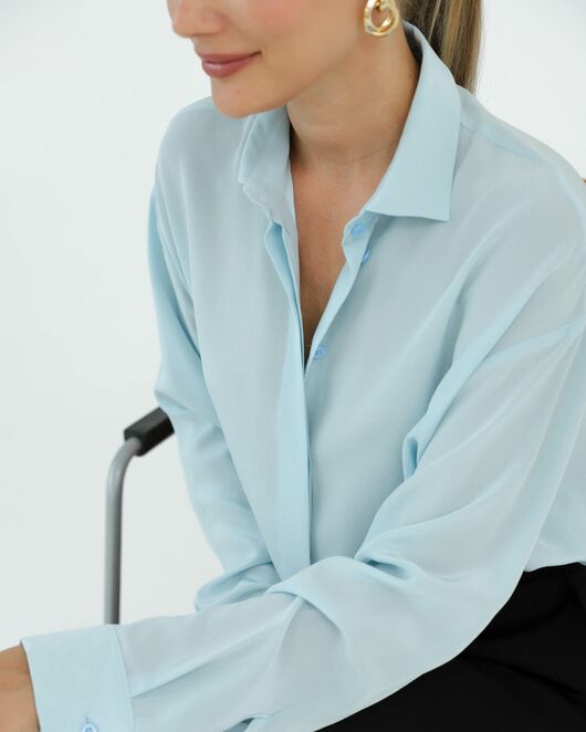 Рубашка шелковая голубая в прямом силуэте с универсальной манжетой 8938 от byME 