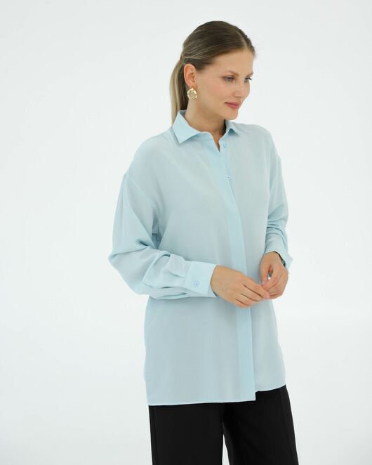 Рубашка шелковая голубая в прямом силуэте с универсальной манжетой 8938 от byME 