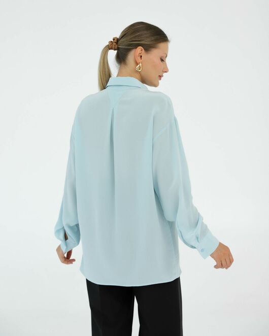 Рубашка шелковая голубая в прямом силуэте с универсальной манжетой 8938 от byME 