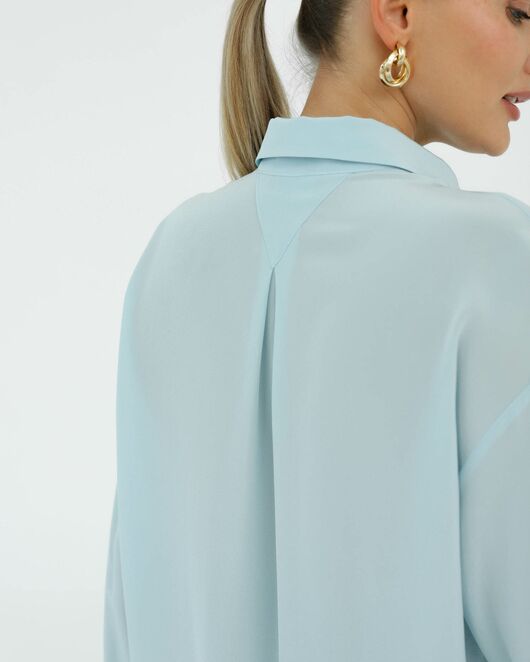 Рубашка шелковая голубая в прямом силуэте с универсальной манжетой 8938 от byME 