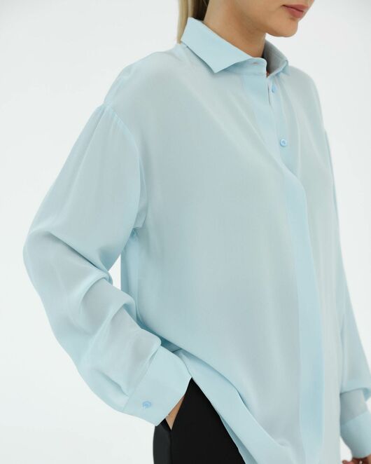 Рубашка шелковая голубая в прямом силуэте с универсальной манжетой 8938 от byME 