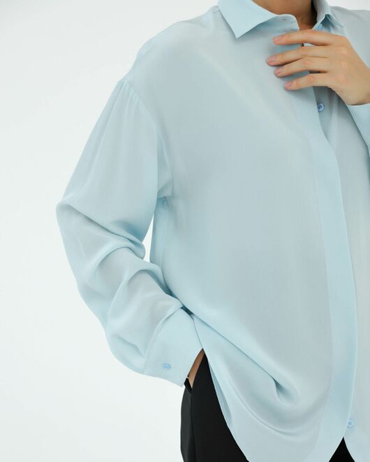 Рубашка шелковая голубая в прямом силуэте с универсальной манжетой 8938 от byME 