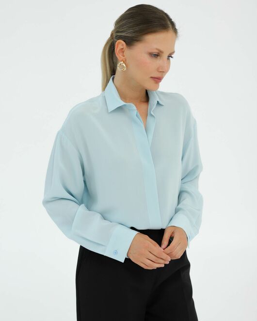 Рубашка шелковая голубая в прямом силуэте с универсальной манжетой 8938 от byME 