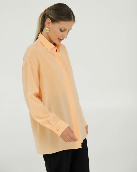 Рубашка шелковая персиковая в прямом силуэте с универсальной манжетой  8939 от byME  Рубашка шелковая персиковая в прямом силуэте с универсальной манжетой  8939 от byME