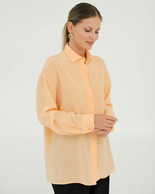 Рубашка шелковая персиковая в прямом силуэте с универсальной манжетой  8939 от byME  Рубашка шелковая персиковая в прямом силуэте с универсальной манжетой  8939 от byME