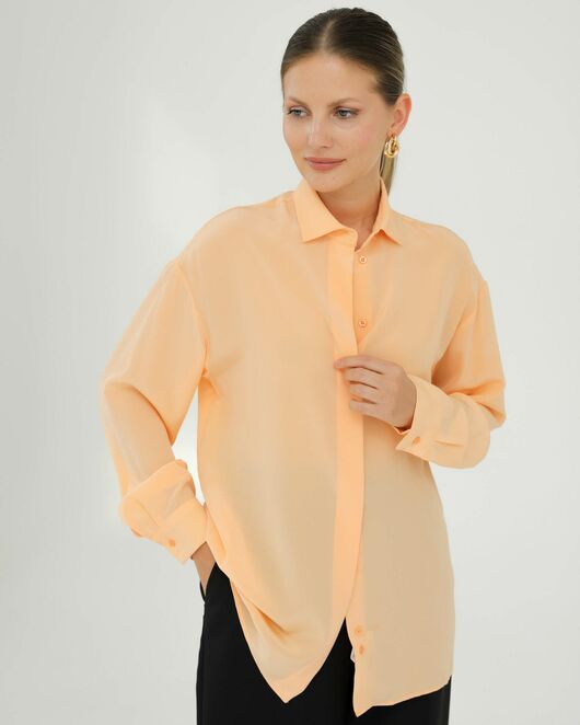 Рубашка шелковая персиковая в прямом силуэте с универсальной манжетой  8939 от byME  Рубашка шелковая персиковая в прямом силуэте с универсальной манжетой  8939 от byME