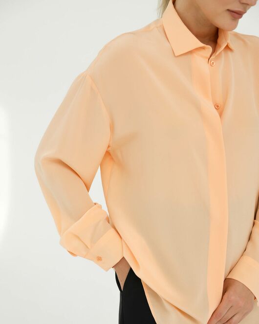 Рубашка шелковая персиковая в прямом силуэте с универсальной манжетой  8939 от byME  Рубашка шелковая персиковая в прямом силуэте с универсальной манжетой  8939 от byME